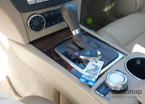 2013 Mercedes-Benz C 250 Sport z USA, uszkodzony, nr VIN WDDGF4HB1DA838487